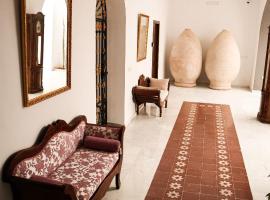 CASA DE LA SE&Ntilde;ORA，位于帕尔马德尔里奥的带热水浴缸的酒店