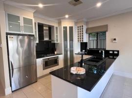 Executive Villa Close To CBD with Spa，位于Prospect的酒店