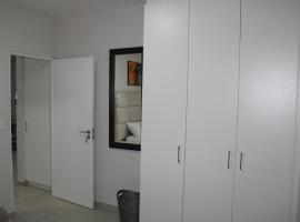 Fun modern two bed apartment in fourways，位于Sandton的酒店