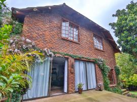 CASTLE COTTAGE Self catering fully equipped homely 120sqm double story king bed cottage in a lush green neighborhood，位于希尔克雷斯特尚文尼水坝自然保护区附近的酒店