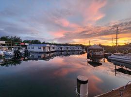 Aqua Lodges At Hurricane Hole Marina，位于基韦斯特的酒店