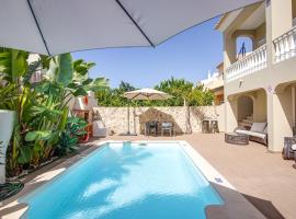Private Deluxe 3BD Villa Pool Wi-Fi AC BBQ，位于阿尔布费拉的度假屋