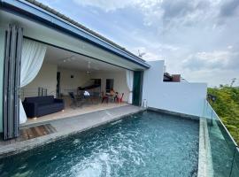 Puchong New Private Pool & Jacuzzi up to 30 Pax，位于普崇的度假屋