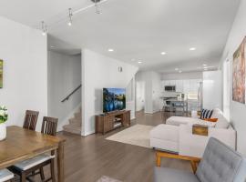 Modern Luxury Home with EV Garage, Office, Bike & Balcony, WFH & Family Friendly，位于西雅图的海滩短租房