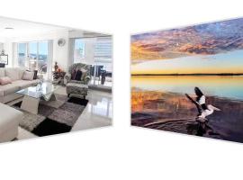 Waterview luxury hideaway, 2 min walk to all, pool，位于安特兰斯的酒店