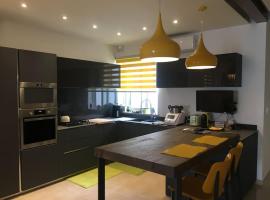 Champagne Supernova Penthouse，位于Santa Venera的酒店