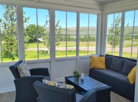 Cosy cottage in the countryside，位于Þingeyjarsveit的带停车场的酒店