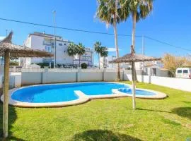 Apartamento con terraza y acceso directo a piscina