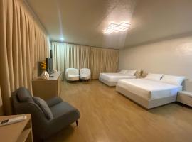 Honey Suite Room Inside Bee Cafe Cebu at Ayala Area，位于宿务的住宿加早餐旅馆