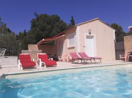 La Clastre location d'un studio avec piscine et clim près d'Uzès，位于博尔迪克的酒店