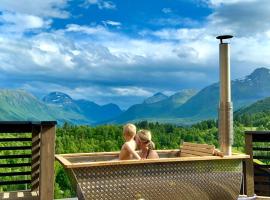 Unique Romantic Cabin with Mountain View at Strandafjellet, Mivo X，位于斯特兰达的酒店