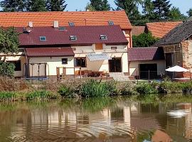 Cosy house for relaxing and sightseeing，位于Honezovice的酒店