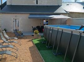 Superbe gite 10 personnes à Gizeux avec piscine l'été，位于Gizeux的酒店