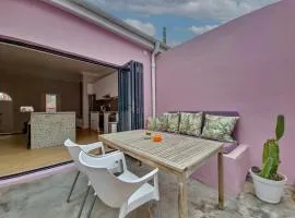 Trendy Bo-Kaap home, private patio, fireplace