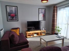 The Maltings-Old Door - Huku Kwetu Dunstable - 2 Bedroom Apartment-Spacious Business Travelers- 2nd floor Serviced Apartment -Private Parking- Free Wifi，位于邓斯特布尔的公寓