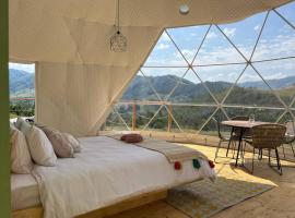 Tranquil Dome - Manta's Retreat Glamping Cornereva，位于Cornereva的豪华帐篷