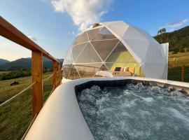 Starry Dome - Manta's Retreat Glamping Cornereva，位于Cornereva的带按摩浴缸的酒店