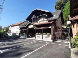 Apartmani i sobe "Tocak"