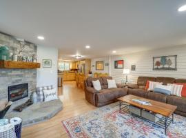 Cozy Sugar Mtn Condo with A and C - Walk to Ski and Golf!，位于糖山的公寓
