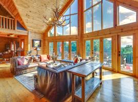 Luxury Log Cabin with EV Charger and Mtn Views!，位于Blairstown的酒店