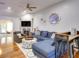 Ocean Springs Home with Fire Pit and Game Room!，位于比洛克西的酒店