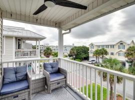 Elegant Tybee Island Townhome, Steps to Beach，位于泰比岛的酒店