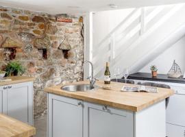 Boatsman's Cottage- sleeps 4- Garage- Mousehole，位于毛斯尔的酒店