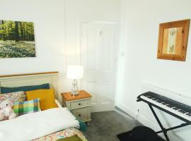 Enjoy Modern Living and Free WiFi in Kingston Newport 2 Bedroom Apartment，位于纽波特的酒店