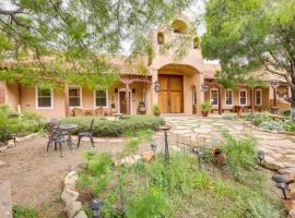 Los Cerrillos Hillside Hacienda on 65 Acres!，位于Cerrillos的酒店