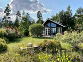 Cozy cabin w/garden, BBQ, canoe, swimming, central，位于Sinnes的木屋