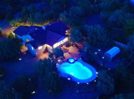 Sedona's Paradise Found, Saltwater Pool and Hot Tub, Private Oasis!，位于塞多纳的酒店