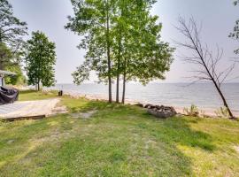 Waterfront Lake Michigan Hideaway Private Beach!，位于Stephenson的度假屋