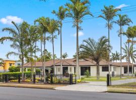 Luxury Beachfront home in Hervey Bay，位于Urangan的酒店