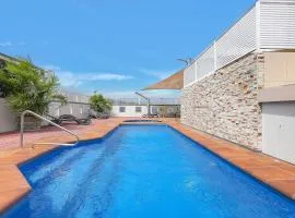 'The Sand Dollar' Central Cairns Chic with Adjacent Studio