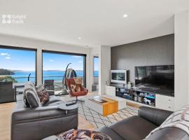 As new beachside luxury villa with stunning views，位于Kingston Beach的度假屋