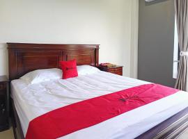 RedDoorz @ Green Homestay Syariah Baubau，位于Baubau的带停车场的酒店