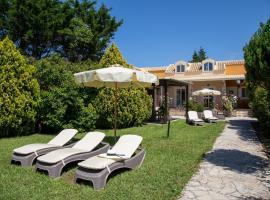 Peroulades Luxury Villa，位于佩罗德斯的海滩酒店