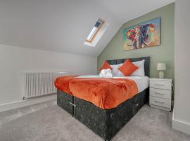 Luxurious Birmingham Home Private Parking WiFi - near to NEC and QEH，位于朗布里奇的酒店