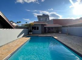 Casa com piscina em condomínio fechado，位于阿瓜斯迪林多亚的度假屋