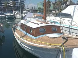 Lovely wooden boat in Port forum, with AC and two bikes.