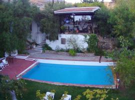 Casa de campo Fuencaliente, entorno natural, chimenea, piscina，位于Cañete la Real的乡间豪华旅馆