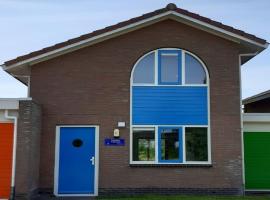 Semi detached house in Franeker with a shared pool，位于弗拉讷克的度假短租房