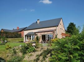 Modern holiday home in Somme Leuze with sauna，位于索姆勒兹的酒店