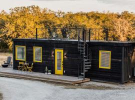 New The Yellow Beacon-Luxury Shipping Container，位于弗雷德里克斯堡的别墅