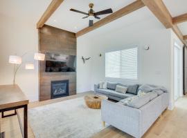 Modern Lawrence Home with Patio Less Than Half-Mi to U of K!，位于劳伦斯的酒店