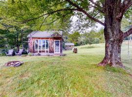 Spruce Moose Cottage，位于Hartland的酒店