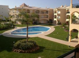 Praia Village AG，位于维拉摩拉的带泳池的酒店