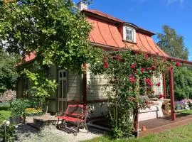 Cozy private house with patio near the beach!