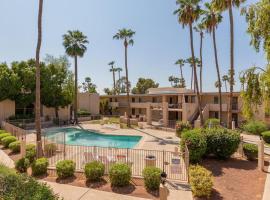 Stylish condo heart of Old Town Scottsdale Pool BBQ，位于斯科茨的酒店