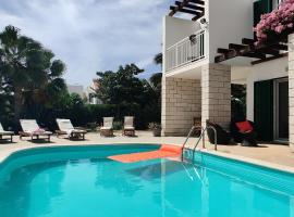 Superb large private villa with pool，位于Prainha的度假屋